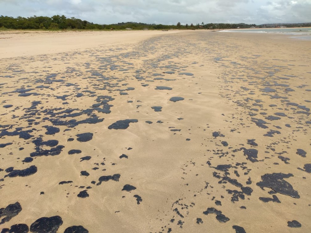 Praia da Boca da Barra, em Tamandaré, também foi atingida por óleo na manhã desta sexta-feira (18) — Foto: Reprodução/WhatsApp