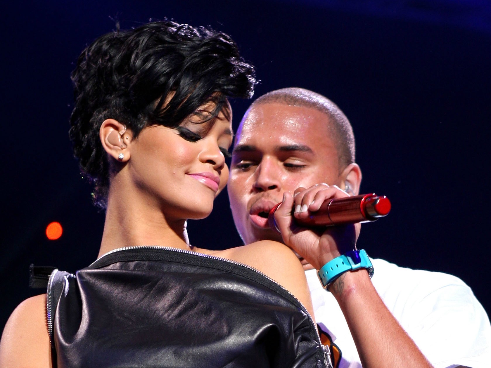 Rihanna e Chris Brown formaram um casal e tanto na década passada, até o episódio em 2009 em que o rapper espancou a cantora. Ele pediu desculpas publicamente diversas vezes, respondeu por seus atos à Justiça dos EUA, e chegou a recomeçar o romance com Rihanna no fim de 2012, mas durou só alguns meses. (Foto: Getty Images)