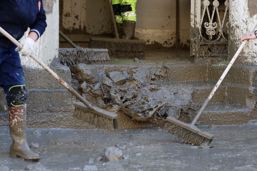 Pessoas trabalham para limpar a rea aps um deslizamento de terra na ilha italiana de Ischia, Itlia 27 de novembro de 2022  — Foto: REUTERS/Ciro De Luca