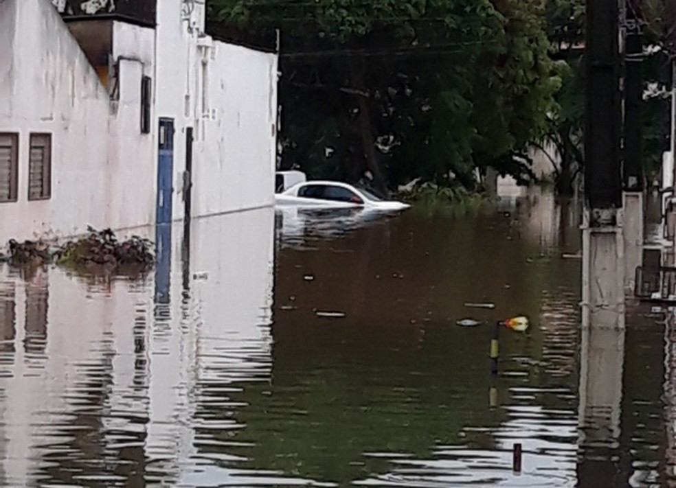 Chuva forte atingiu Salvador e região metropolitana no sábado (11) — Foto: Carlos Oliveira/ Arquivo Pessoal