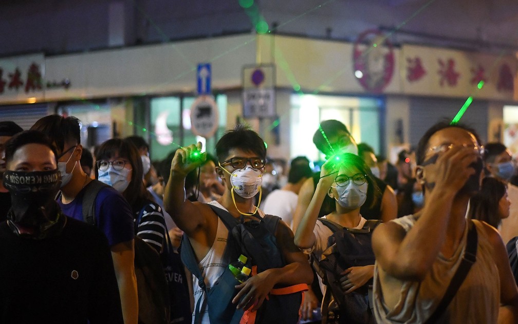 Manifestantes em Hong Kong usam lanternas e bastões de laser para confundir a polícia — Foto: Manan Vatsyayana/AFP