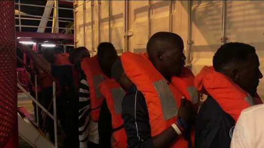 Novo governo da Itália autoriza desembarque de 82 migrantes do 'Ocean Viking'