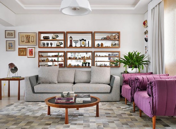 sala-de-estar-sofa-poltrona-estante-nichos-tapete (Foto: Sidney Doll/Divulgação)