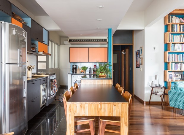 MEMÓRIA AFETIVA | O arquiteto Fábio Frutuoso utilizou composição de laranja e azul nos armários a pedido do proprietário, pois remete à cozinha onde ele cresceu e aprendeu a gostar de cozinhar (Foto: Leila Viegas/Divulgação)