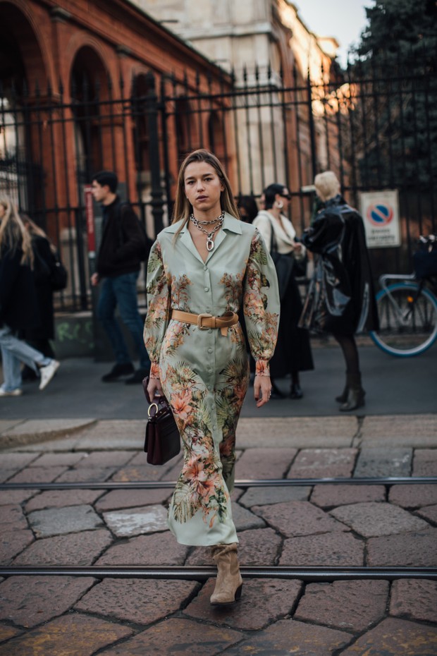 Boot with chemise dress in street style, 2022 (Photo: ImaxTree)