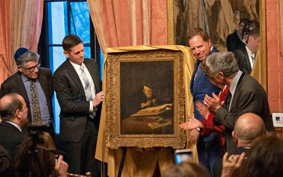 A pintura de 1639, de Salomon Koninck, intitulada "A Scholar Sharpening His Quill", saqueada pelos nazistas é devolvida a família Schloss — Foto: Don Emmert / AFP Photo