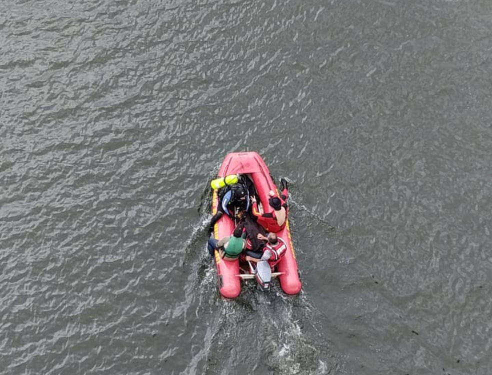 Bombeiros começaram as buscas no Rio Piquiri na manhã deste domingo (20) — Foto: Leandro Rodrigues de Oliveira/Arquivo pessoal