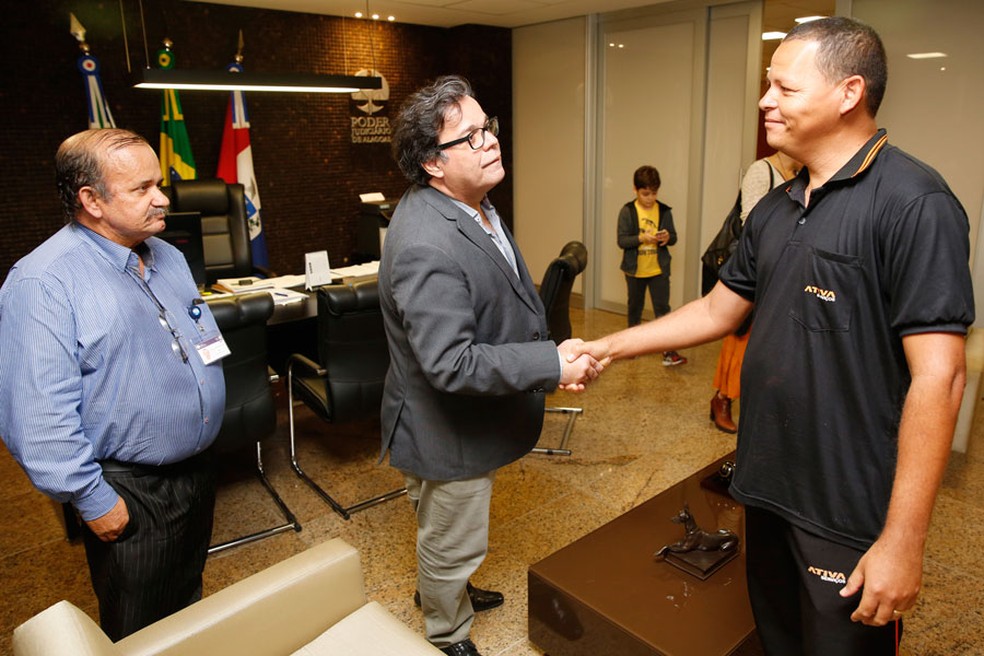 Presidente do TJ-AL, desembargador Tutmés Airan parabeniza auxiliar de serviços gerais que devolveu dinheiro — Foto: Caio Loureiro/Ascom TJ-AL