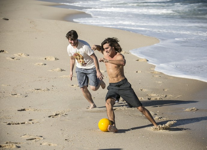 Bruno Montaleone e Thales Cavalcanti se divertem na areia (Foto: Raphael Dias/Gshow)