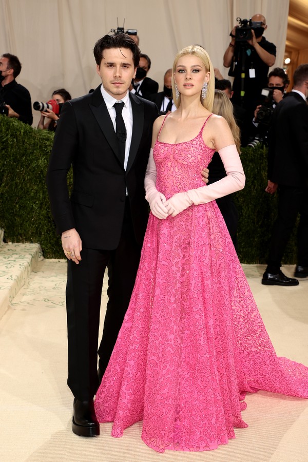 NEW YORK, NEW YORK - SEPTEMBER 13: Brooklyn Beckham and  Nicola Peltz attend The 2021 Met Gala Celebrating In America: A Lexicon Of Fashion at Metropolitan Museum of Art on September 13, 2021 in New York City. (Photo by Dimitrios Kambouris/Getty Images fo (Foto: Getty Images for The Met Museum/)