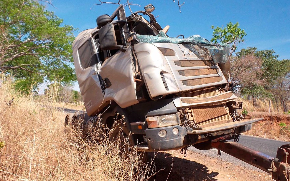Motorista do caminhão morreu na BA-463, onde o veículo tombou (Foto: Blog do Braga)