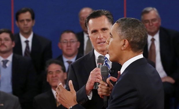Os rivais discutem durante o debate desta terça (16) (Foto: Reuters)