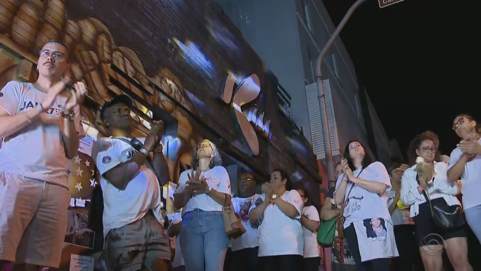 Momento de homenagem em frente à boate Kiss em Santa Maria — Foto: Reprodução/RBS TV
