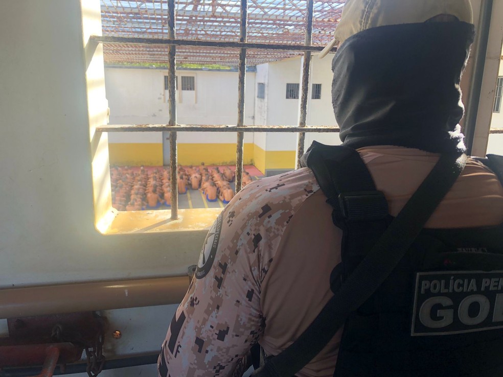 Policial penal observa presos no Presídio Rogério Coutinho Madruga— Foto: Seap/Divulgação
