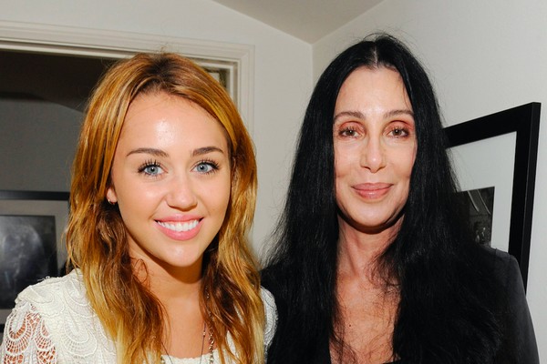 Miley Cyrus e Cher em foto de 2011 (Foto: Getty Images)