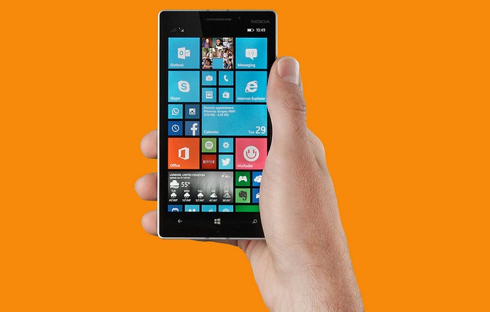 Lumia 730 é mais leve e compacto (Foto: Divulgação/Microsoft)
