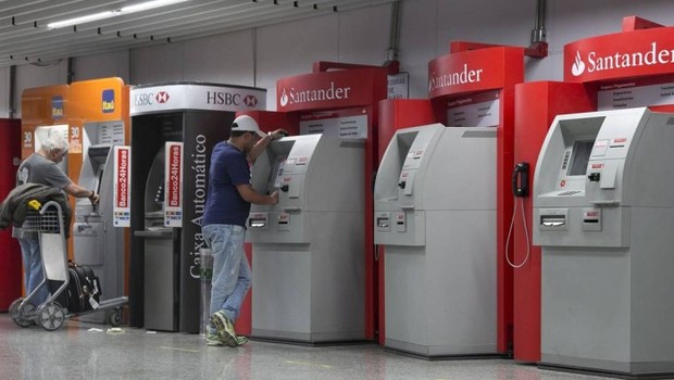 Caixa automático ; bancos ; pagamento de contas ;  (Foto: Daniela Dacorso/Agência O Globo)