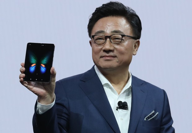 O presidente da divisão de mobile da Samsung, DongJin Koh, com o Galaxy Fold, primeiro smartphone dobrável da empresa (Foto: Justin Sullivan/Getty Images)