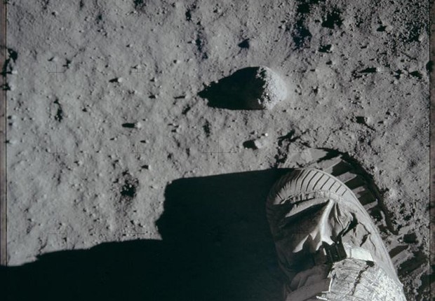 Foto da bota de um astronauta em atividade na superfície da Lua durante a expedição da Apollo 11 em 20 de julho de 1969 (Foto: NASA/Reuters)