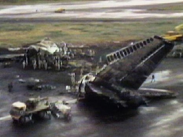 Reportagens da época mostraram restos dos dois aviões na pista principal do aeroporto de Tenerife (Foto: BBC) Reportagens da época mostraram restos dos dois aviões na pista principal do aeroporto de Tenerife (Foto: BBC)