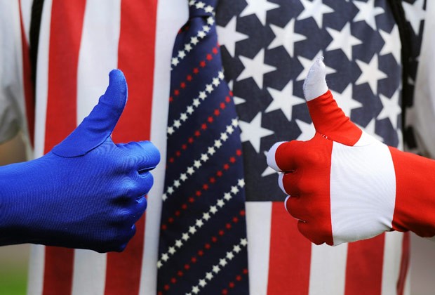 Eleitor vestido com as cores da bandeira americana aguarda o debate desta quarta-feira (3) em Denver, Colorado (Foto: AP)