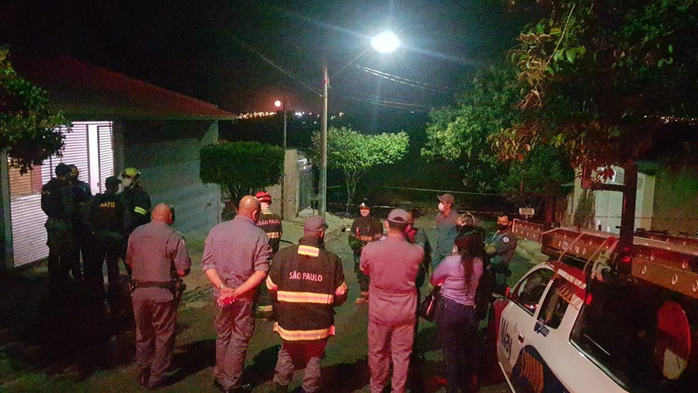 Equipe do GATE de SP vai detonar a granada encontrada em Marília (SP) por questões de segurança em um local distante das casas — Foto: Alcyr Netto/ TV TEM