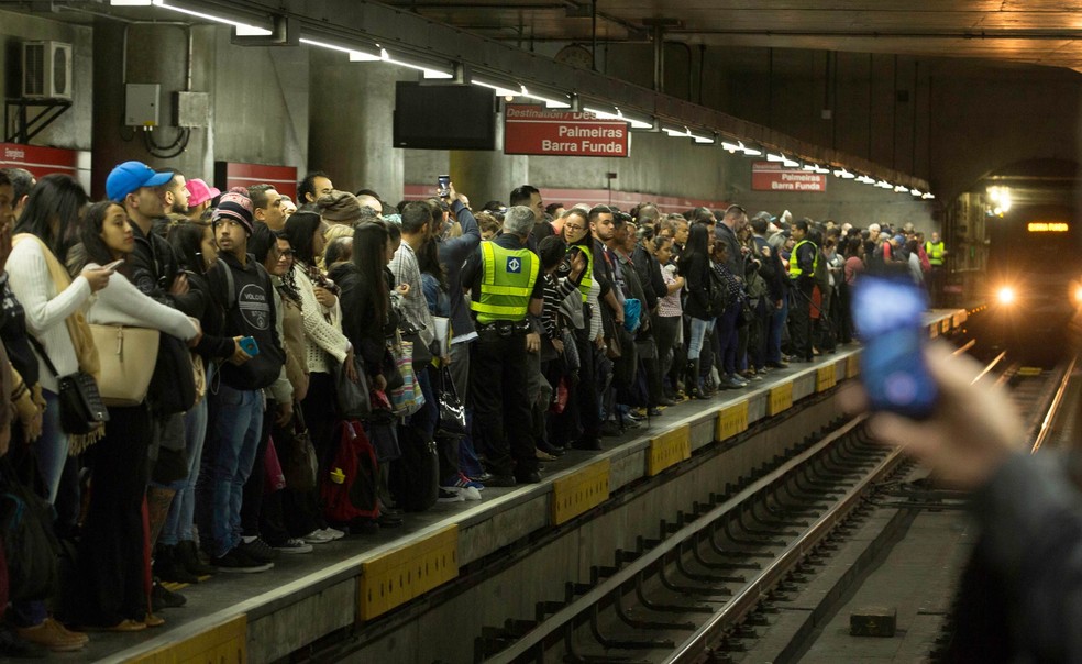 Usuários aguardam trem em plataforma da Linha 3-Vermelha do metrô na Estação Sé, na Zona Central de São Paulo, durante a manhã. O transporte teve problemas e pessoas precisaram desembarcar nas linhas — Foto: Bruno Rocha/Fotoarena/Estadão Conteúdo