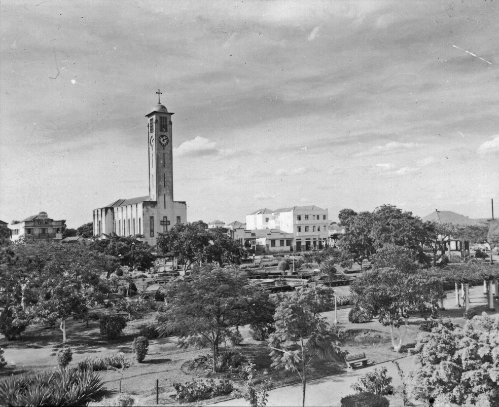 Pra&ccedil;a Tubal Vilela em Uberl&acirc;ndia em 1953 &mdash; Foto: Acervo do IBGE