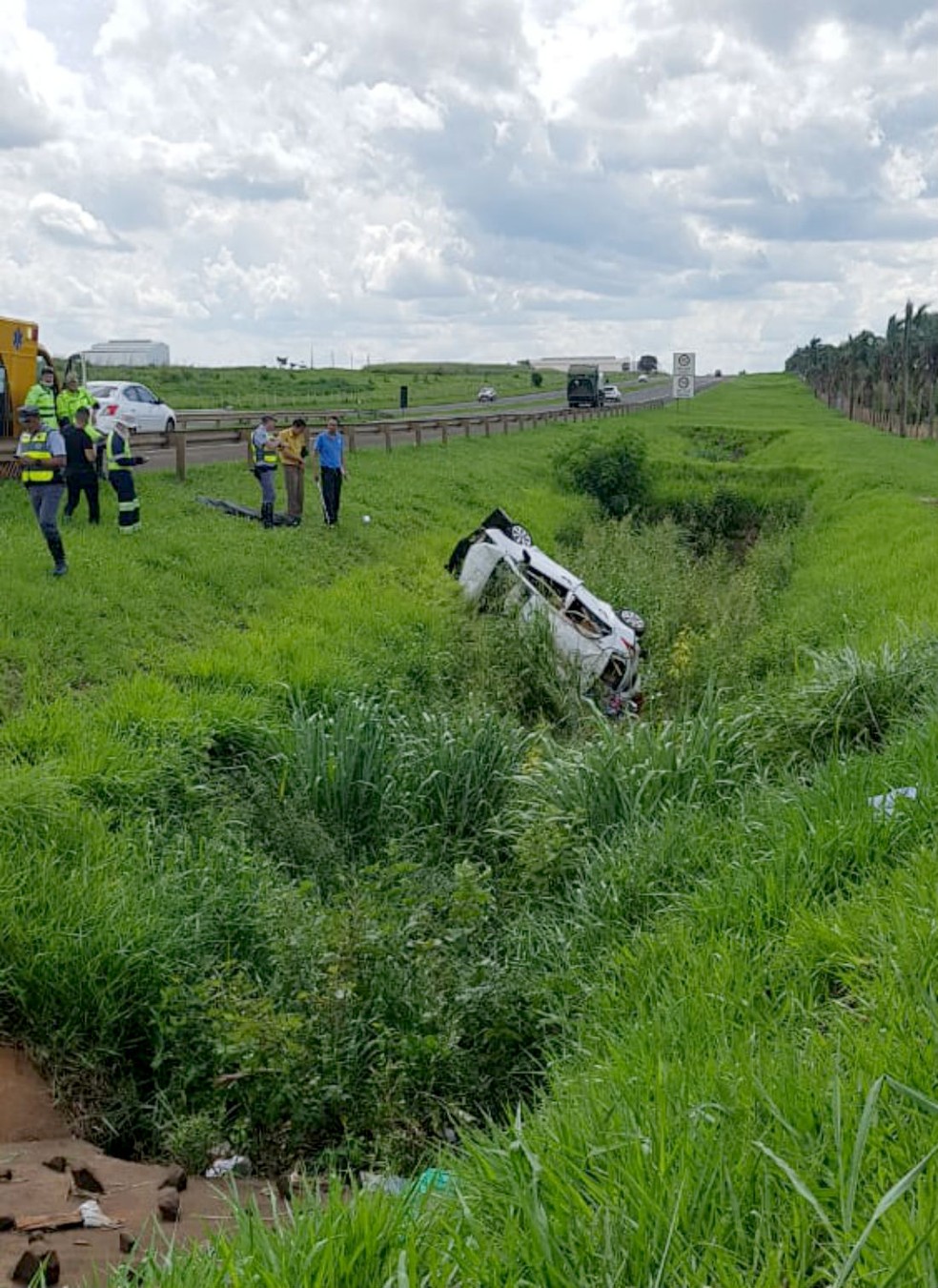 Após capotar, carro parou em uma canaleta ao lado da pista da rodovia Engenheiro Paulo Nilo Romano, em Jaú — Foto: Plantaodepolicia.net/Divulgação