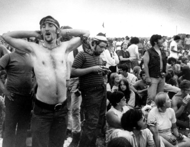 Público do Woodstock durante o evento de três dias em Nova York