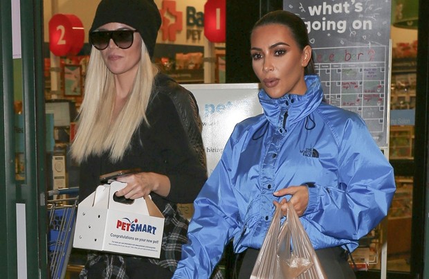Khloé e Kim Kardashian saem de uma loja de animais (Foto: Backgrid)