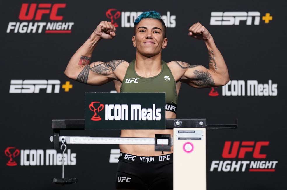 Jéssica Bate-Estaca bateu 52,4kg na pesagem oficial na véspera do UFC — Foto: Chris Unger/Zuffa LLC