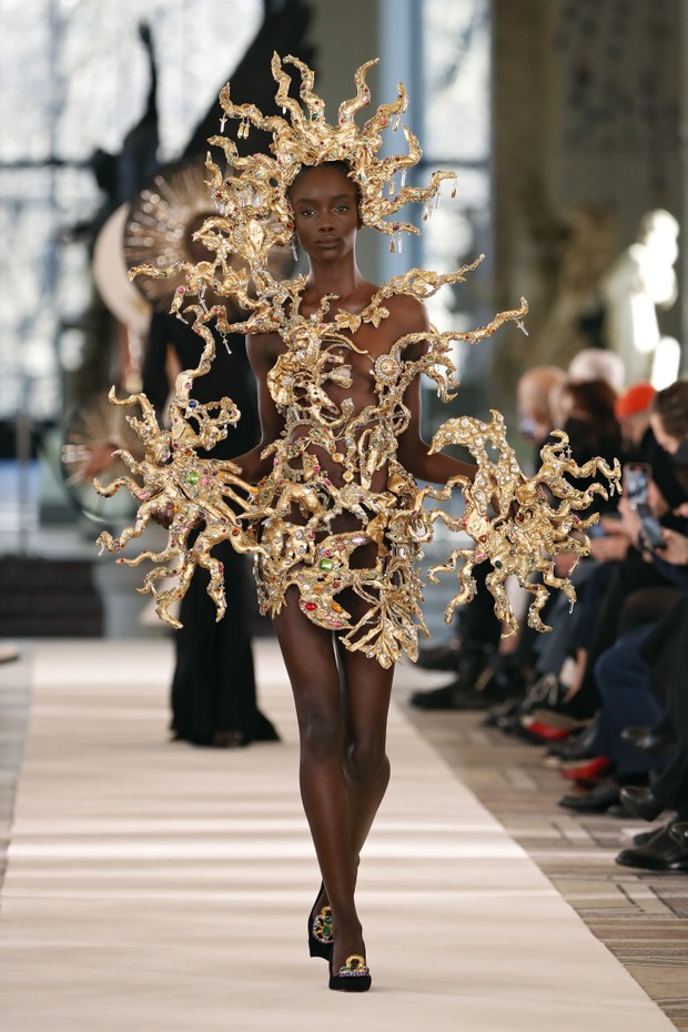 (EDITORIAL USE ONLY - For Non-Editorial use please seek approval from Fashion House) A model walks the runway during the Schiaparelli  Haute Couture Spring/Summer 2022 show as part of Paris Fashion Week on January 24, 2022 in Paris, France. (Photo by Estr (Foto: Getty Images)