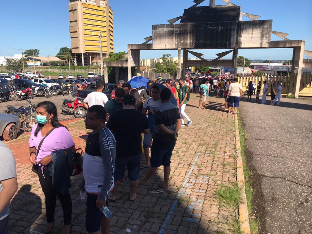 Torcedores enfrentam longas filas para comprar ingresso de Altos x Flamengo — Foto: Arthur Ribeiro