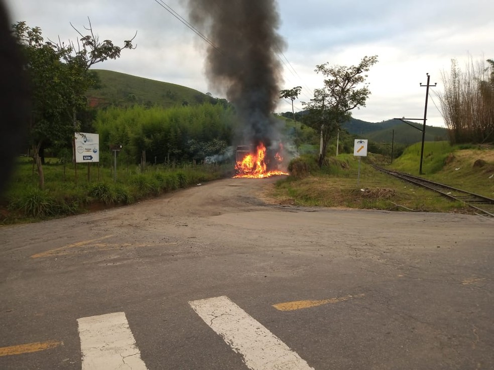 Dois ônibus são incendiados em Pinda — Foto: Prefeitura de Pindamonhangaba/Divulgação