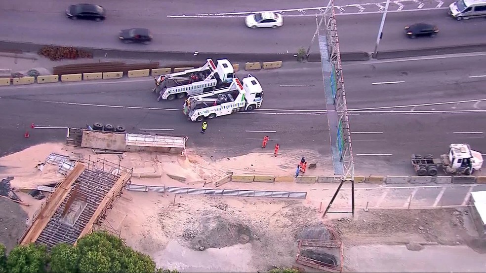 Carreta com areia tombou no fim da madrugada desta segunda — Foto: Reprodução/TV Globo