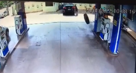 VÍDEO: pneu de caminhão se solta e quase atinge homem, em Toledo