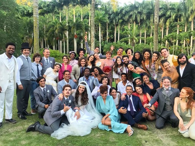 Juliana Paiva e o elenco de O Tempo Não Para (Foto: Reprodução Instagram)