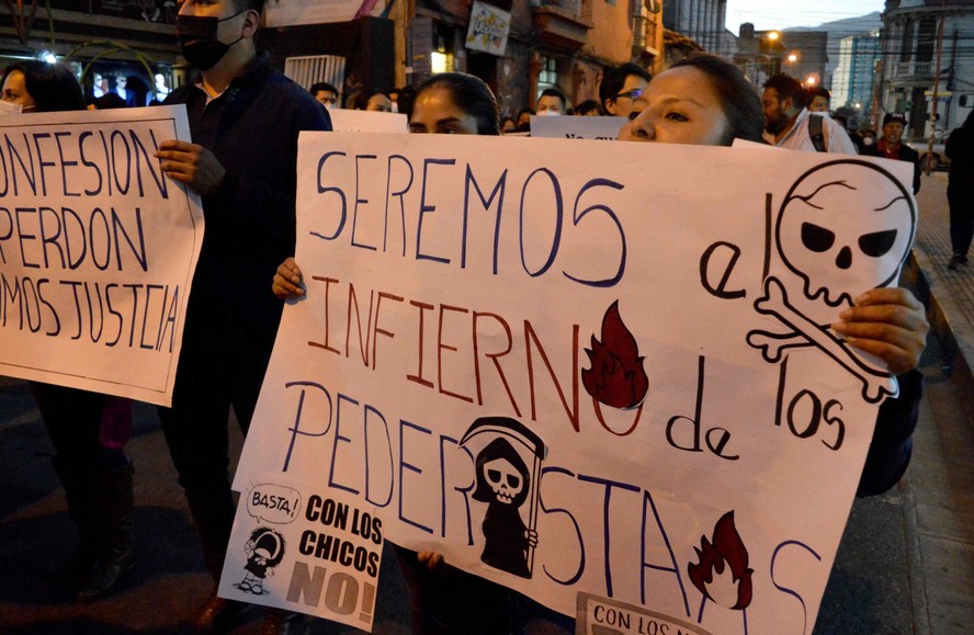 Membros de organizações pelos direitos infantis protestam contra casos de pedofilia por padres de internato católico em Cochabamba, Bolívia