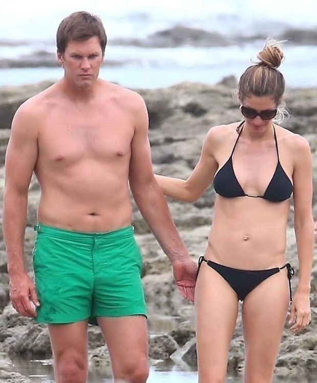 ** RIGHTS: WORLDWIDE EXCEPT IN ITALY, UNITED KINGDOM ** Costa Rica, COSTA RICA  - *PREMIUM-EXCLUSIVE*  - Tom Brady and Gisele Bundchen are all loved up while enjoying a beach day with the kids in Costa Rica. The model finds some time off from her photosho (Foto: Backgrid)