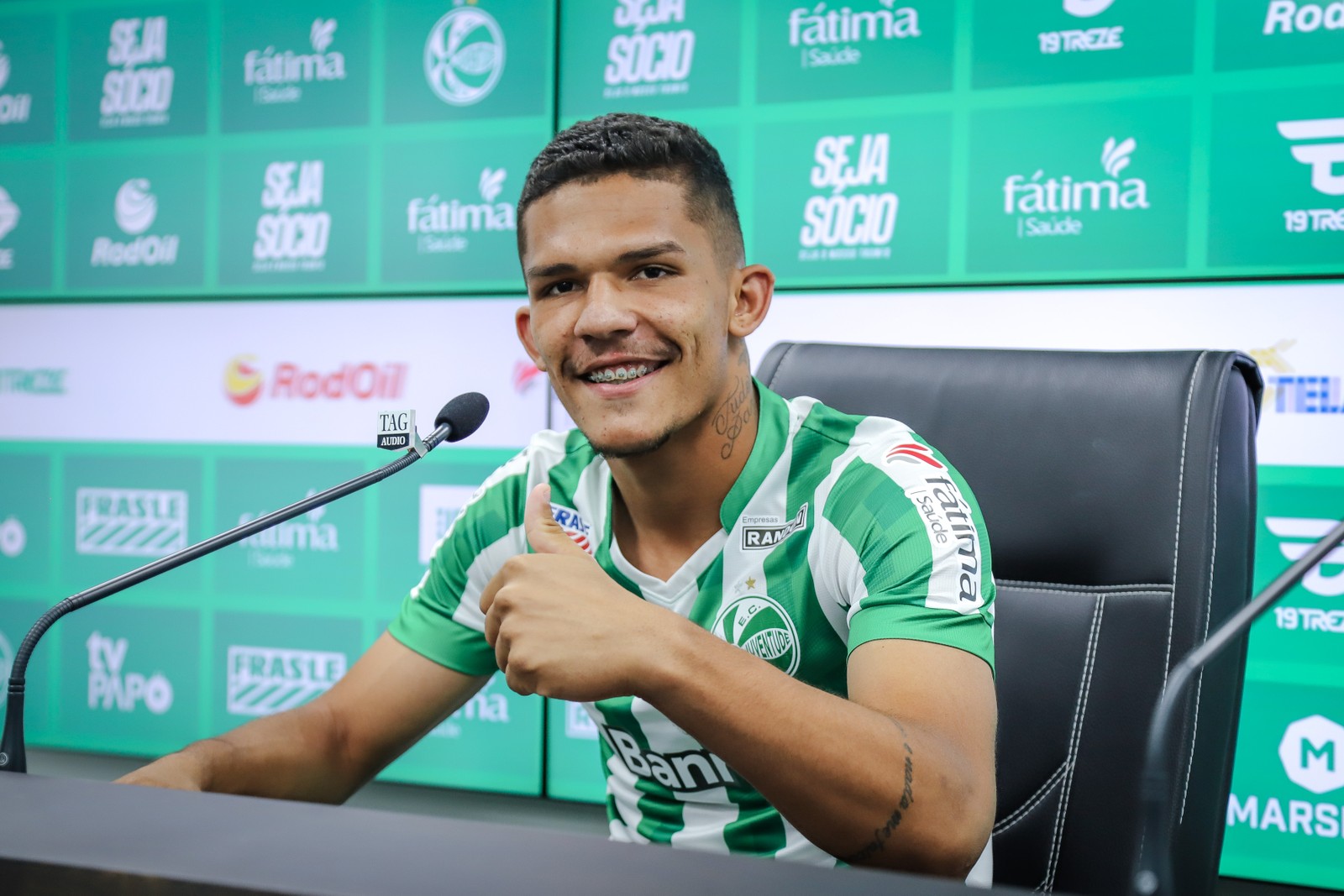 Gabriel Tota é apresentado pelo Juventude — Foto:  Fernando Alves / E.C.Juventude