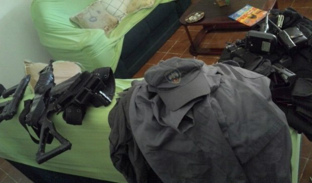 Armas e farda da Polícia Militar, que estavam na casa do menor detido (Foto: Divulgação/ Polícia Militar)
