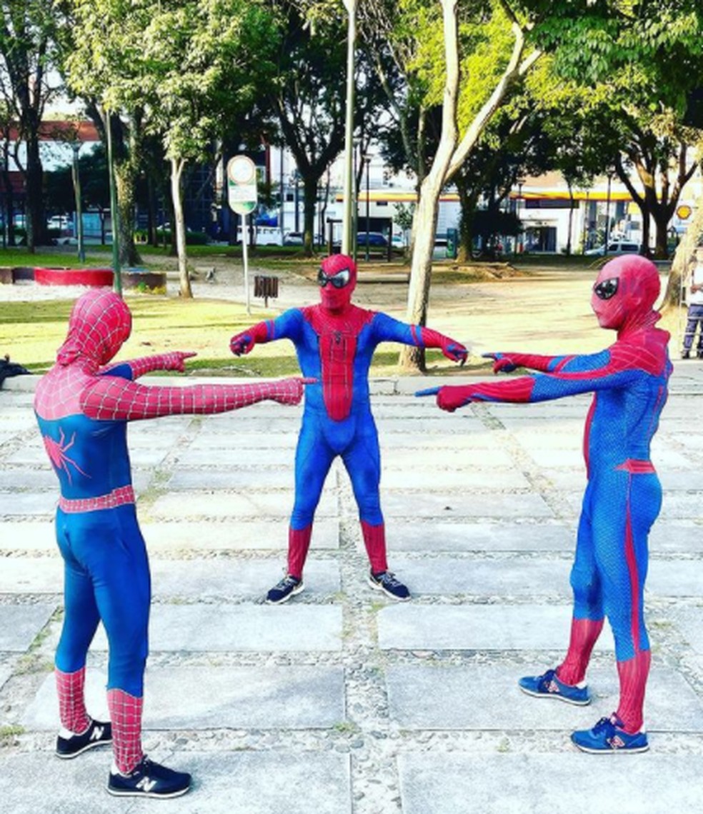 Britto, Russo e amigo refazem meme em que homens-aranha de universos diferentes se encontram — Foto: Arquivo pessoal/Alex Russo