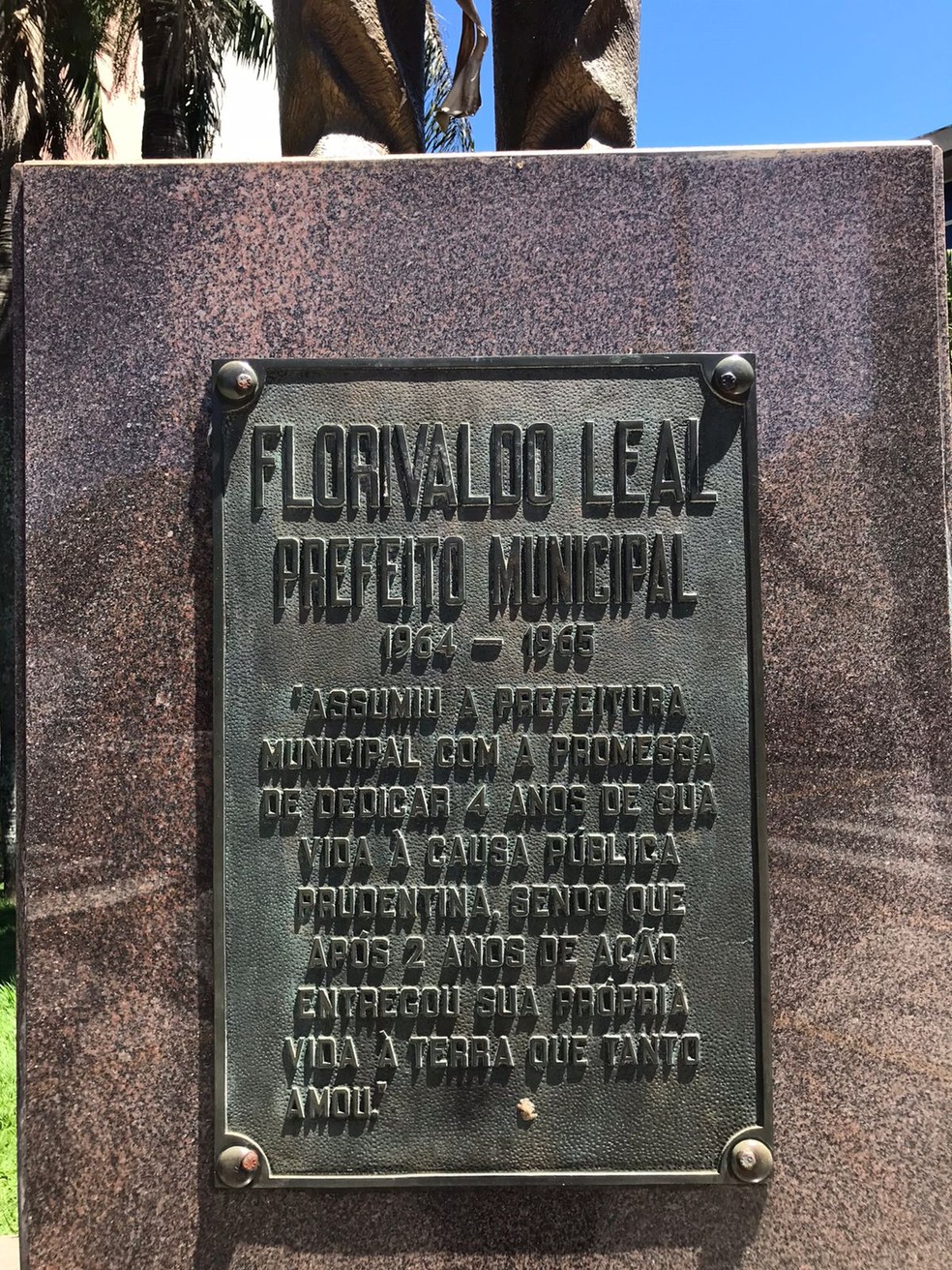 Estátua homenageia Florivaldo Leal na Prefeitura de Presidente Prudente (SP) — Foto: Isabela Gomes/Secom