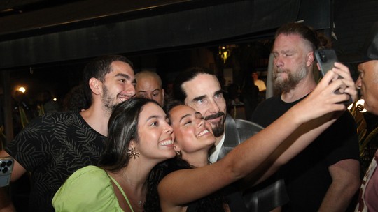 No Rio, Kevin, dos Backstreet Boys, posa com fãs após jantar