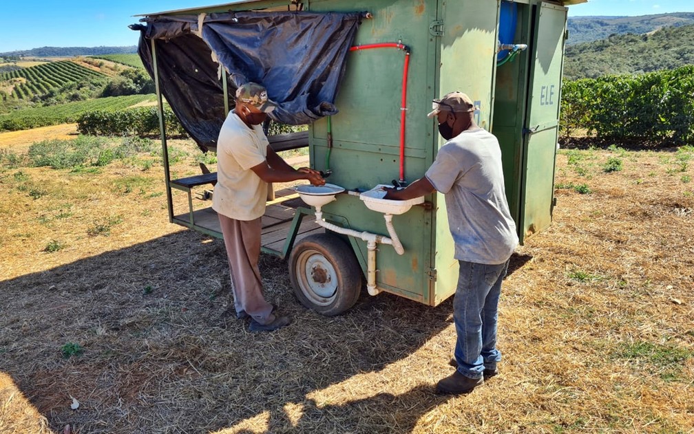Unidades móveis foram instaladas na propriedade para que trabalhadores lavem as mãos. — Foto: Arquivo Pessoal / Marcos Kim