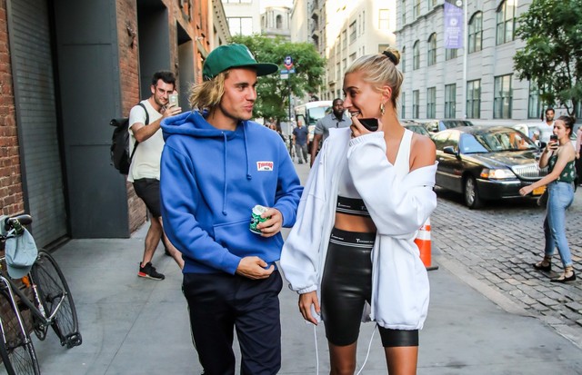 New York, NY  - Justin Bieber and Hailey Baldwin go shopping at the Empire Stores by the Brooklyn Bridge before dinner. Bieber, 24, popped the question during a romantic getaway with Baldwin, 21, in the Bahamas on Saturday, July 8.Pictured: Justin Bie (Foto: GOL / BACKGRID)