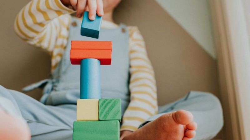 Aprender manipulando objetos não deve se restringir a crianças pequenas, pois é uma forma eficaz de ajudar o cérebro a pensar melhor (Foto: Getty Images via BBC News)