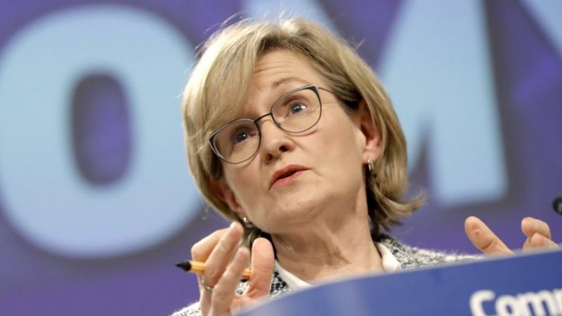 A comissária europeia Mairead McGuinness defende que toda oportunidade para atingir metas climáticas devem ser usadas (Foto: EPA via BBC News)