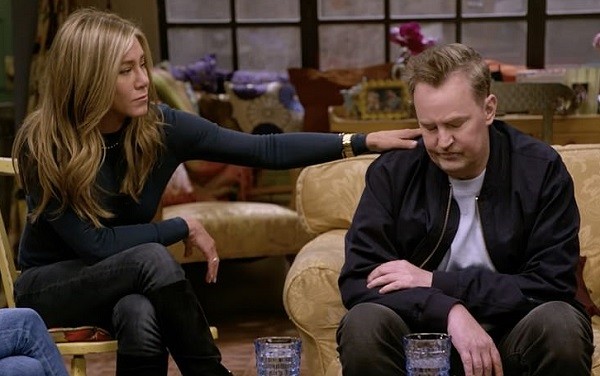 Jennifer Aniston consolando Matthew Perry na reunião do elenco de Friends (Foto: Reprodução)